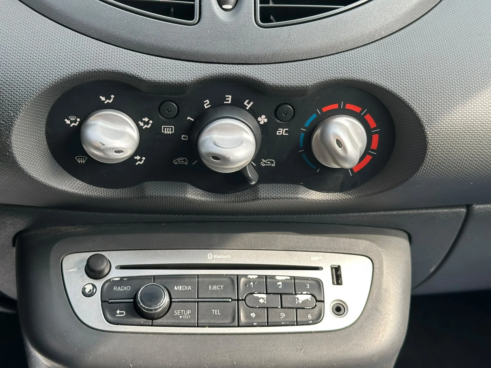 Renault Twingo II phase 2 1.5 dCi 75 ch Authentique